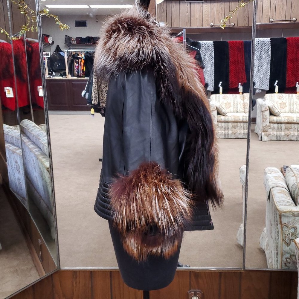 Lamb Leather Cape Jacket with Fox Fur Trim - Picture 2 of 3